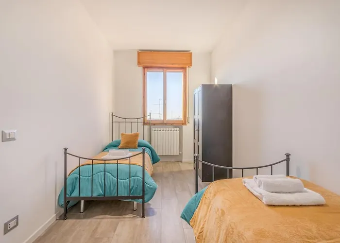 The Purple House Between And The Ferrari Museum * 摩德纳