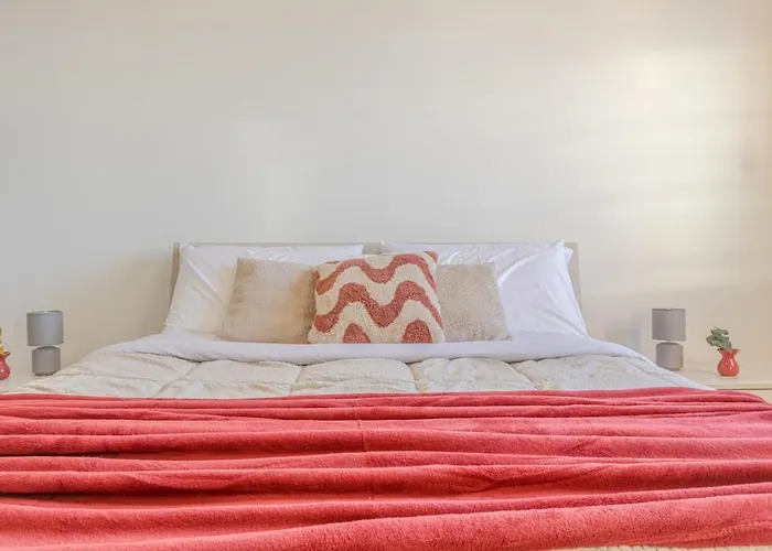 The Purple House Between And The Ferrari Museum 摩德纳